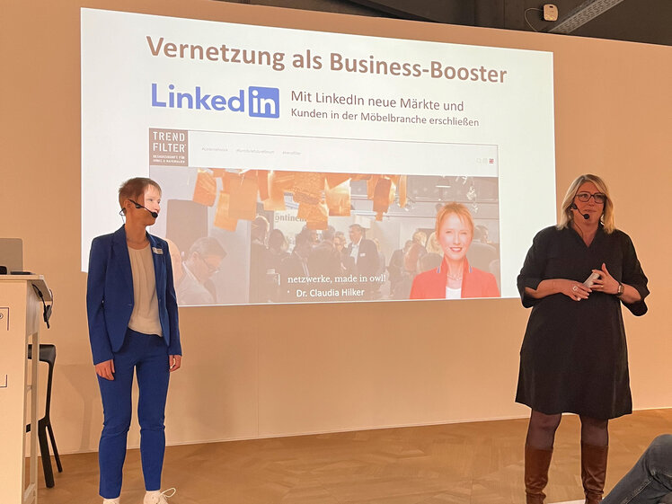 [Translate to English:] raumplus beim FURNITURETALK - Trendfilter in Bünde - Vortrag Claudia Hilker